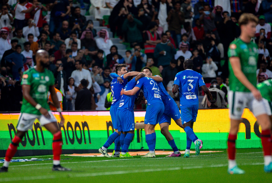 Al-Hilal menorehkan sejarah baru di Liga Pro Saudi dengan meraih kemenangan ke-14 berturut-turut setelah mengalahkan Al-Ettifaq 2-0, di Stadion &rlm;Abdullah Al Dabil, Senin (26/2). (Foto: X Al-Hilal)