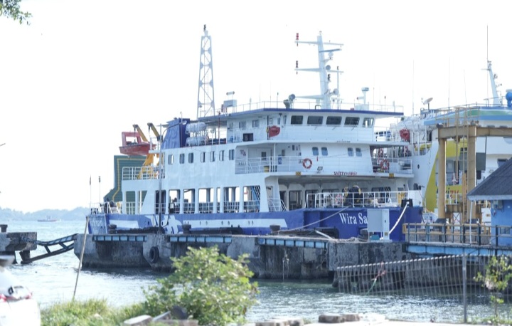 Gubernur Sumbar Mahyeldi meresmikan pengoperasian KMP Wira Sameiri lintas Padang-Mentawai di Pelabuhan Teluk Bungus Padang, Senin (26/2).