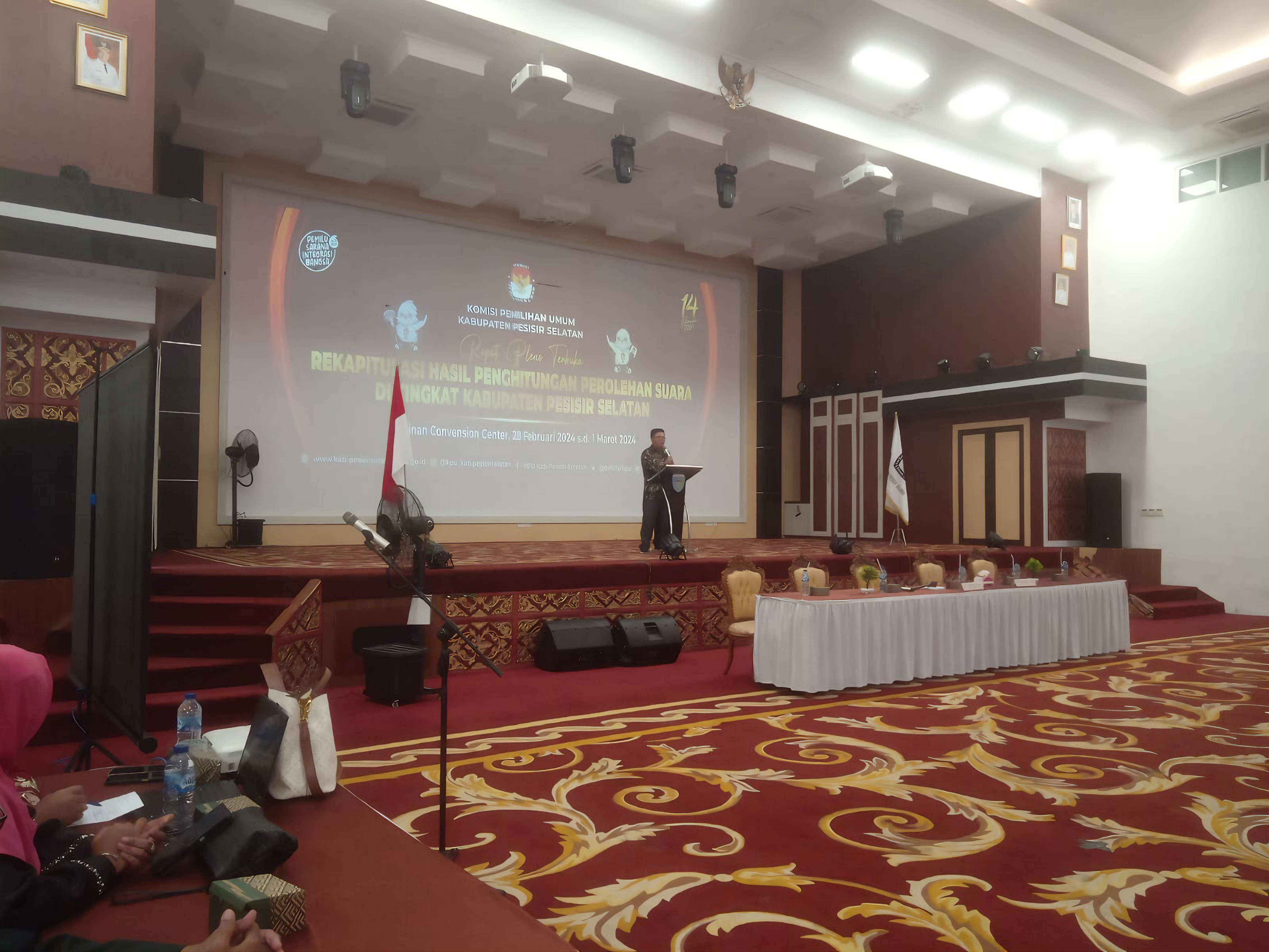 Ketua KPU Pessel, Aswandi, saat menyampaikan sambutan. (dok yon)