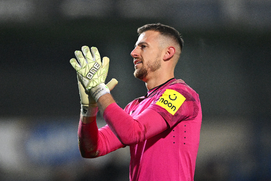 Martin Dubravka menjadi pahlawan Newcastle United setelah menyelamatkan dua penalti, dan membawa The Magpies melaju ke perempat final Piala FA. (Foto: X Newcastle)