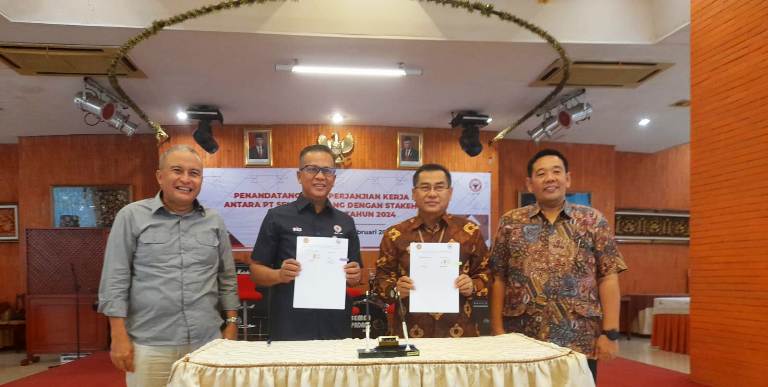 Dirut PT SP Indrieffouny Indra dan Direktur PNP Surfa Yondri kerjasamakan Program Bangsa, didampingi Dirkeu & Umum PT SP Oktoweri dan Wakil Direktur IV PNP Ihsan Lumasa Rimra.