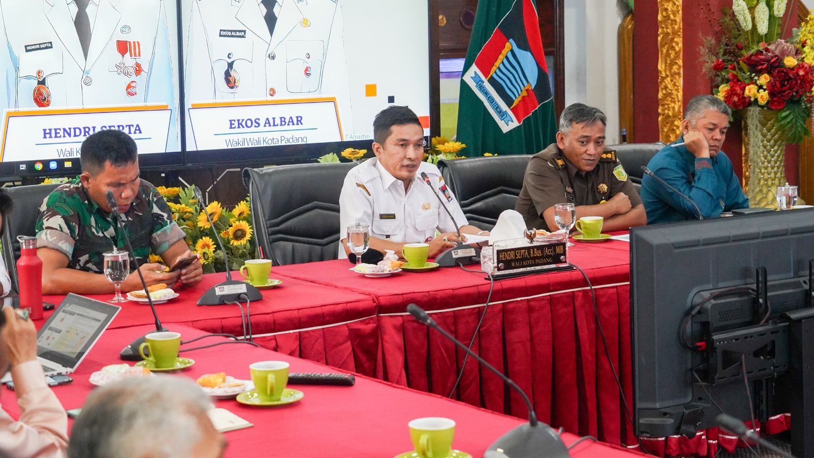 Wawako Padang Ekos Albar memimpin Rakor TPID Kota Padang, di Gedung Putih Rumah Dinas Wali Kota Padang, Rabu (28/2). (DOK PROKOPIM PADANG)