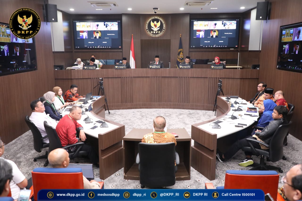 DKPP menggelar sidang pemeriksaan terhadap Ketua dan Anggota KPU RI terkait dugaan pelanggaran Kode Etik Penyelenggara Pemilu terkait data pemilih. (Foto: Humas DKPP)