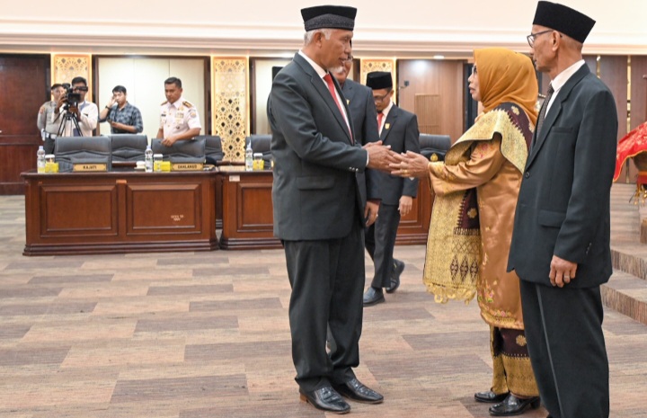 Gubernur Sumbar Mahyeldi menghadiri pelantikan Ermaneli sebagai PAW Anggota DPRD Sumbar masa jabatan 2019-2024.
