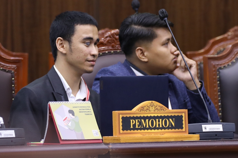 Ahmad Alfarizy dan Nur Fauzi Ramadhan pemohon prinsipal mengikuti sidang pengucapan putusan. (Foto: Humas MK)