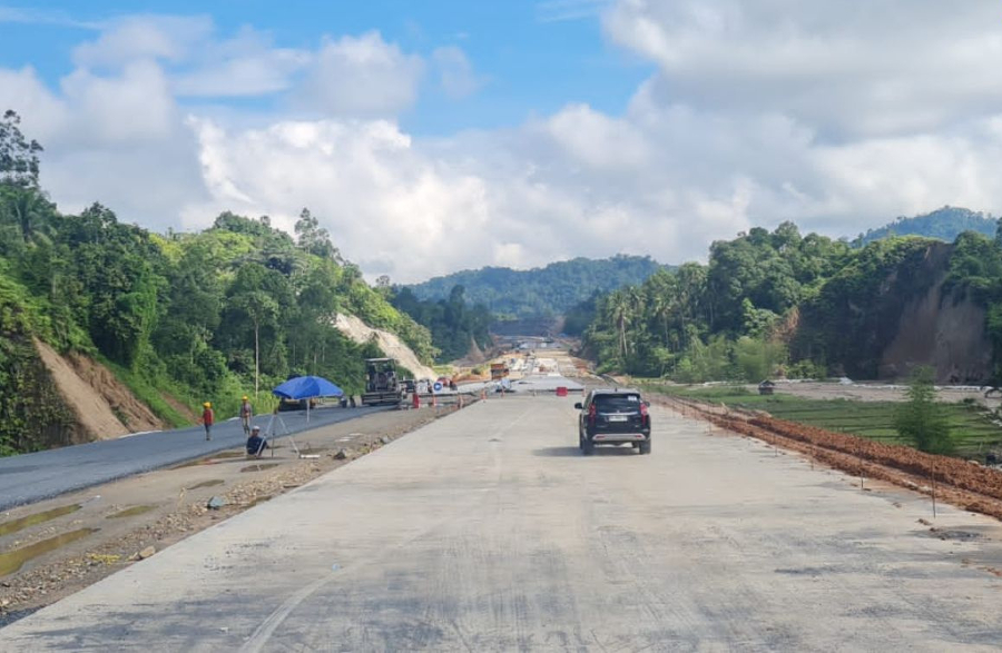 Hutama Karya (Persero) terus memacu pembangunan Jalan Tol Trans Sumatera (JTTS) ruas Padang-Sicincin yang ditargetkan tuntas 2024. (Foto: Dok. BPJT)