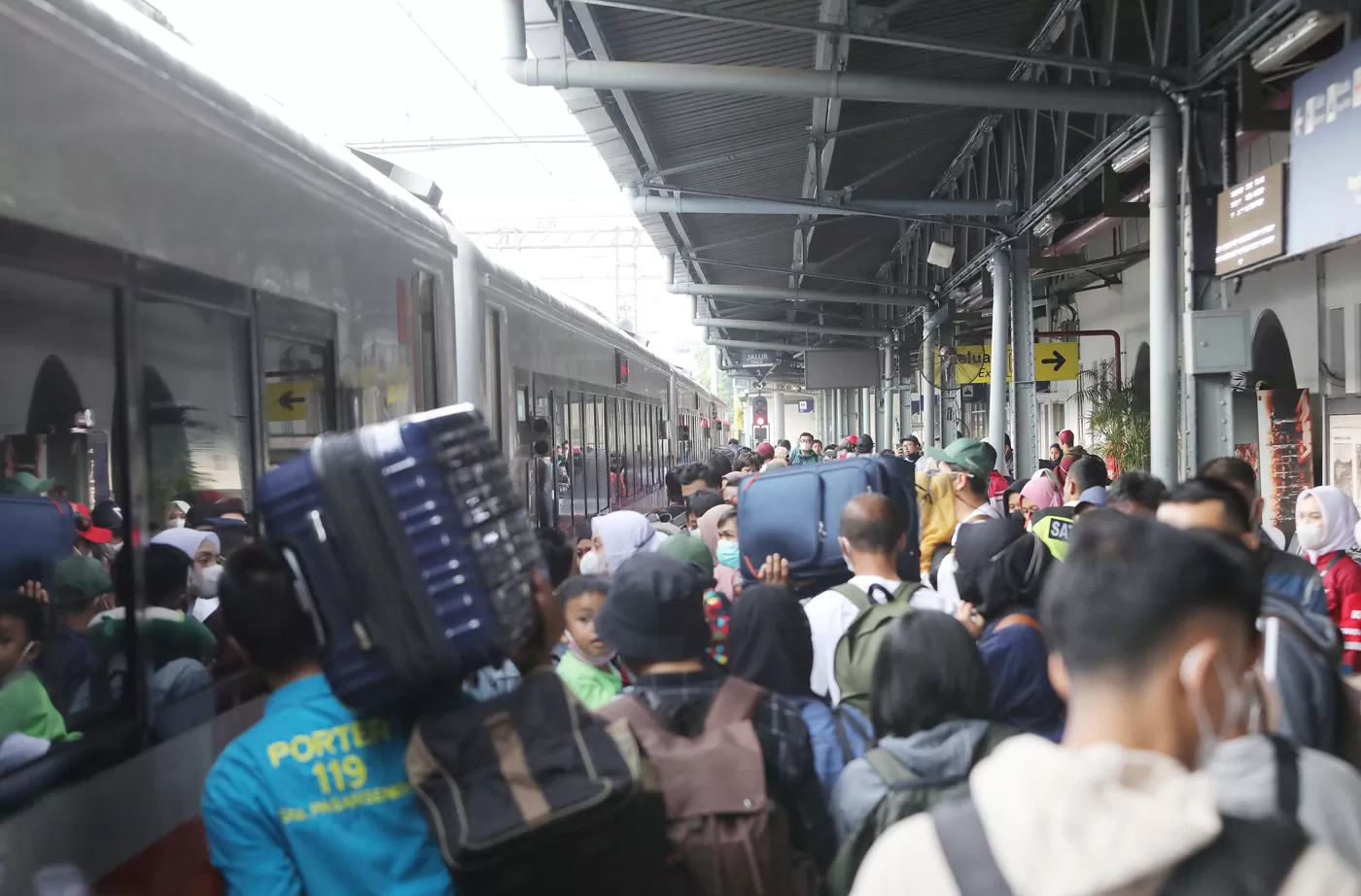Peserta mudik menunggu Keberangkatan dengan Kereta Api melalui Program Mudik Bersama PLN 2023 di Stasiun Pasar Senen, Jakarta, Selasa (18/4/2023).  (Foto: Dok. Jawapos)