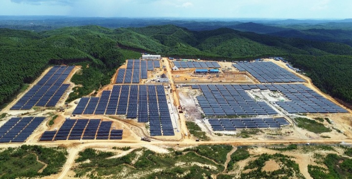 PLTS IKN 50 MW berdiri di lahan seluas 80 hektare dan mampu menyerap tenaga kerja lokal hingga 337 pekerja. Total panel surya yang digunakan dalam PLTS ini mencapai 21.600 panel surya.