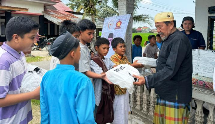 Pembagian nasi kotak Jumat Berkah di Masjid Al Muhsinin, Jalan Kasik Lolo, Kelurahan Gunung Sarik, Kecamatan Kuranji, Kota Padang, Jumat (1/3).