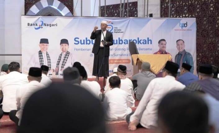 Gubernur Sumbar Mahyeldi memberikan sambutan dalam acara Subuh Mubarakah Bank Nagari di Masjid Raya Sumbar, Sabtu (02/03/2024).