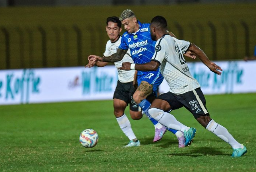 Striker Persib, Ciro Alves dibayangi dua pemain RANS Nusantara FC pada pertandingan pekan ke-27 Liga 1 2023/2024 di Stadion Sultan Agung Bantul, Minggu, 3 Maret 2024. (Foto: PERSIB-Barly Isham)