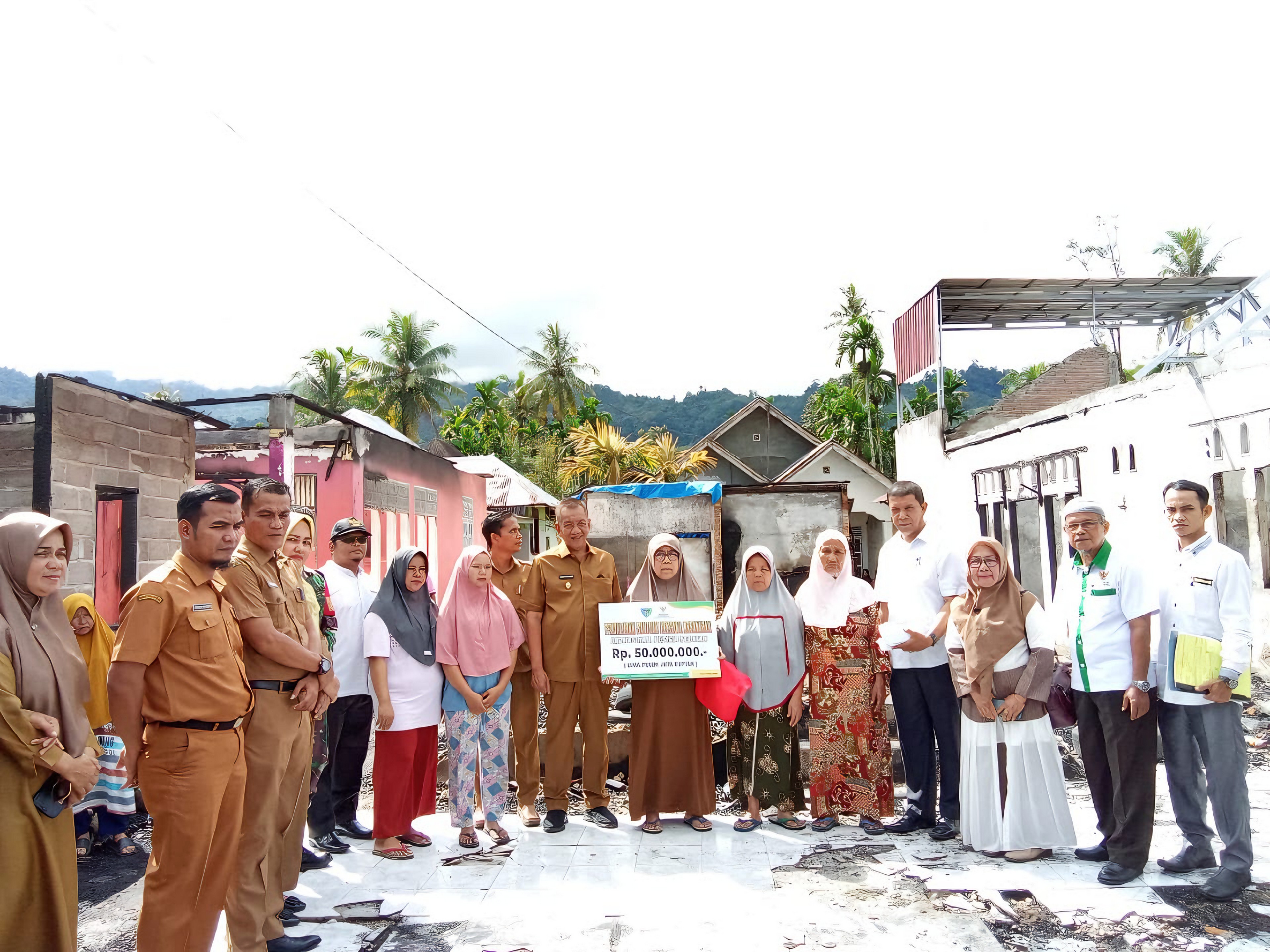 Bupati Pessel, Rusma Yul Anwar, Senin (4/3) saat menyerahkan bantuan kepada korban kebakaran yang bersumber dari Baznas Pessel. (dok Yudi)