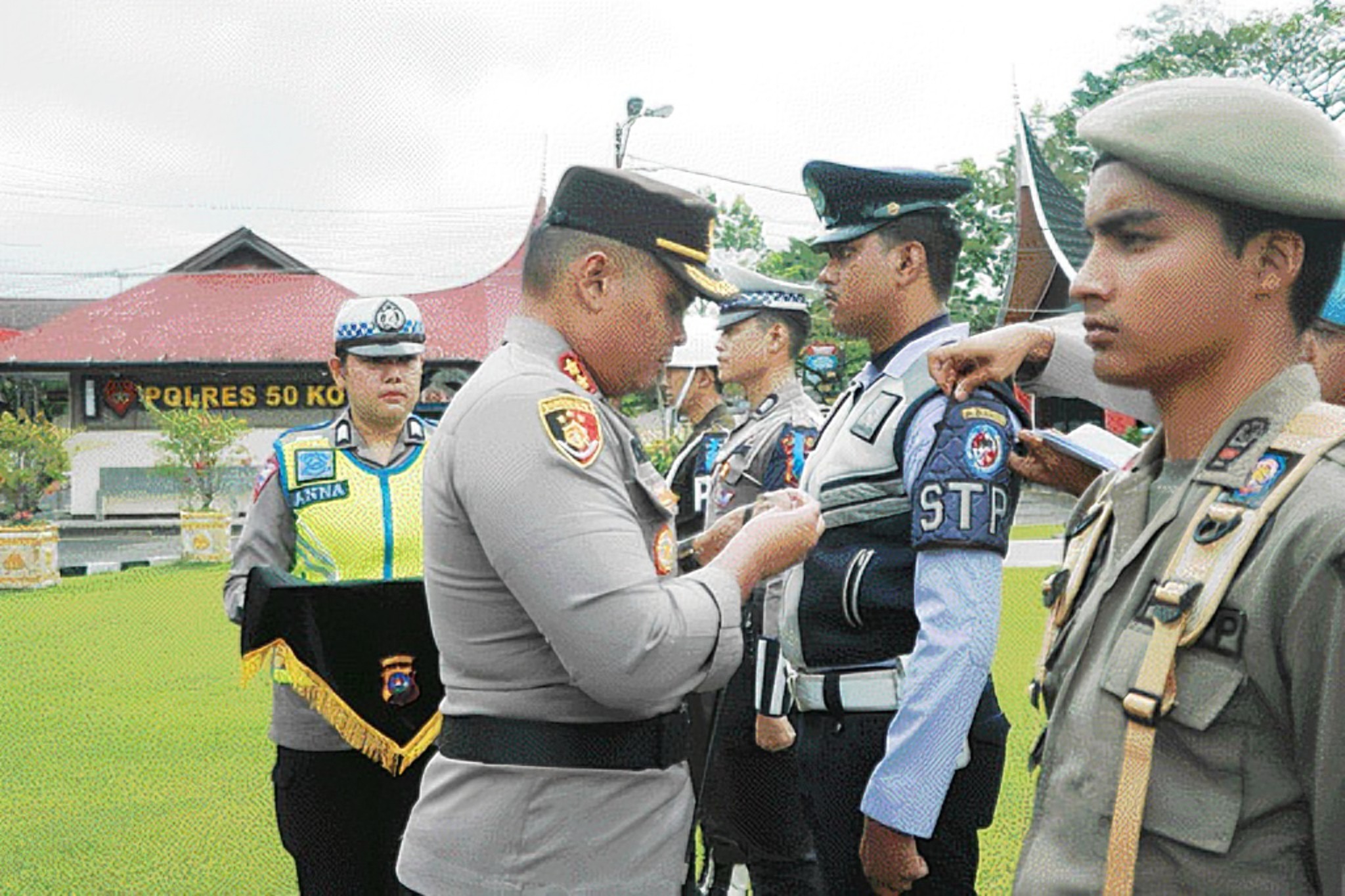 SIAP BERTUGAS: Kapolres Limapuluh Kota AKBP Ricardo Condrat Yusuf memimpin Apel Pasukan Operasi Keselamatan Singgalang 2024, akhir pekan lalu.(SY RIDWAN/PADEK)
