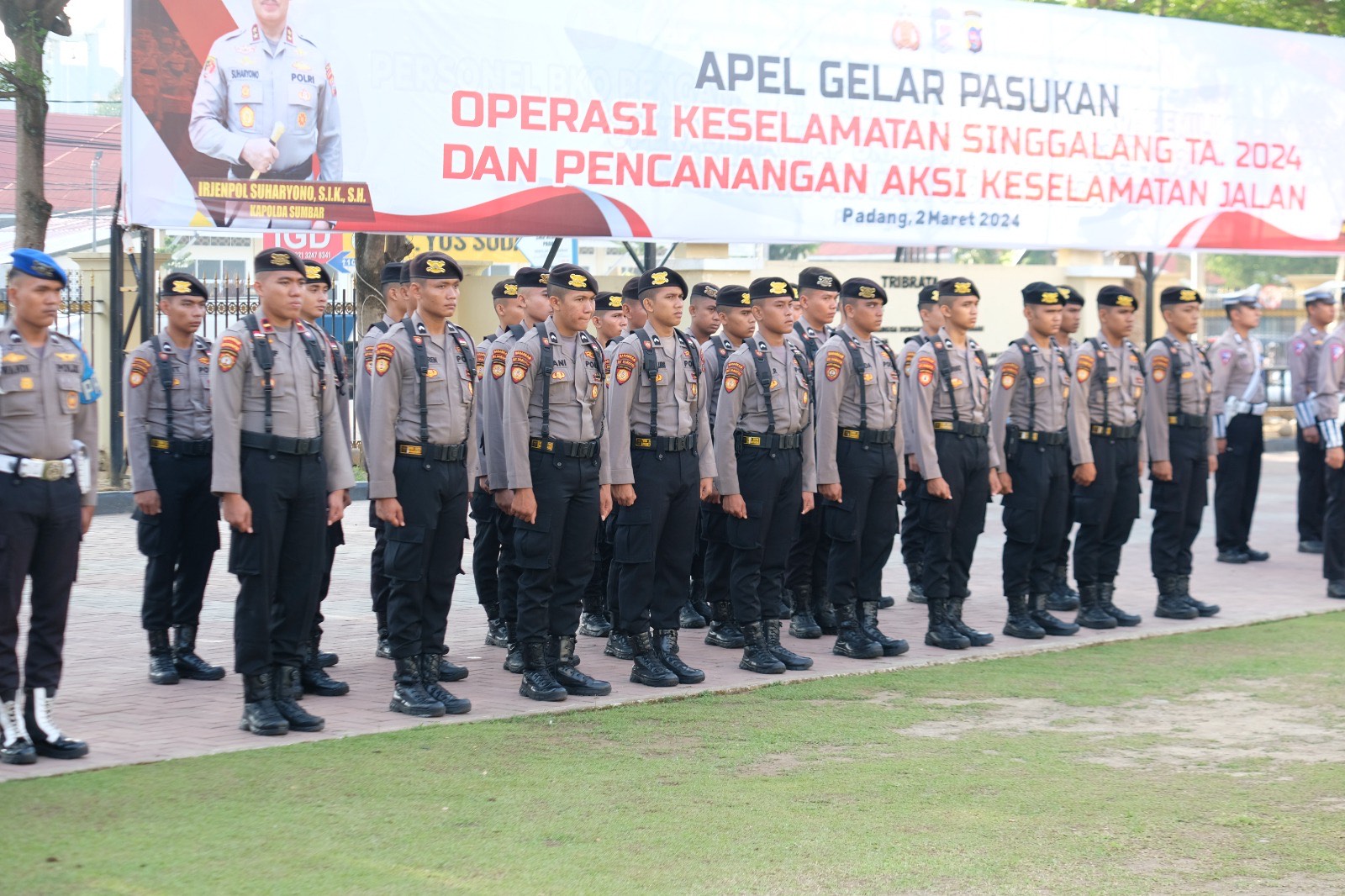 Personel Polda Sumbar mengikuti Apel Gelar Pasukan Operasi Keselamatan Singgalang Tahun 2024 dan Pencanangan Aksi Keselamatan Jalan dalam rangka Cipta Kondisi Kamseltibcarlantas. (HUMAS POLDA SUMBAR)