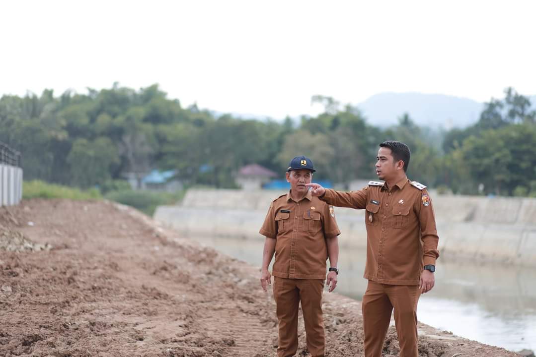 CEK LAPANGAN: Wawako Solok, Ramadhani Kirana Putra didampingi Sekretaris Dinas PUPR Kota Solok saat meninjau pembangunan Laydam DAS Batang Lembang, Jumat (1/3).(Frikel/Padek)