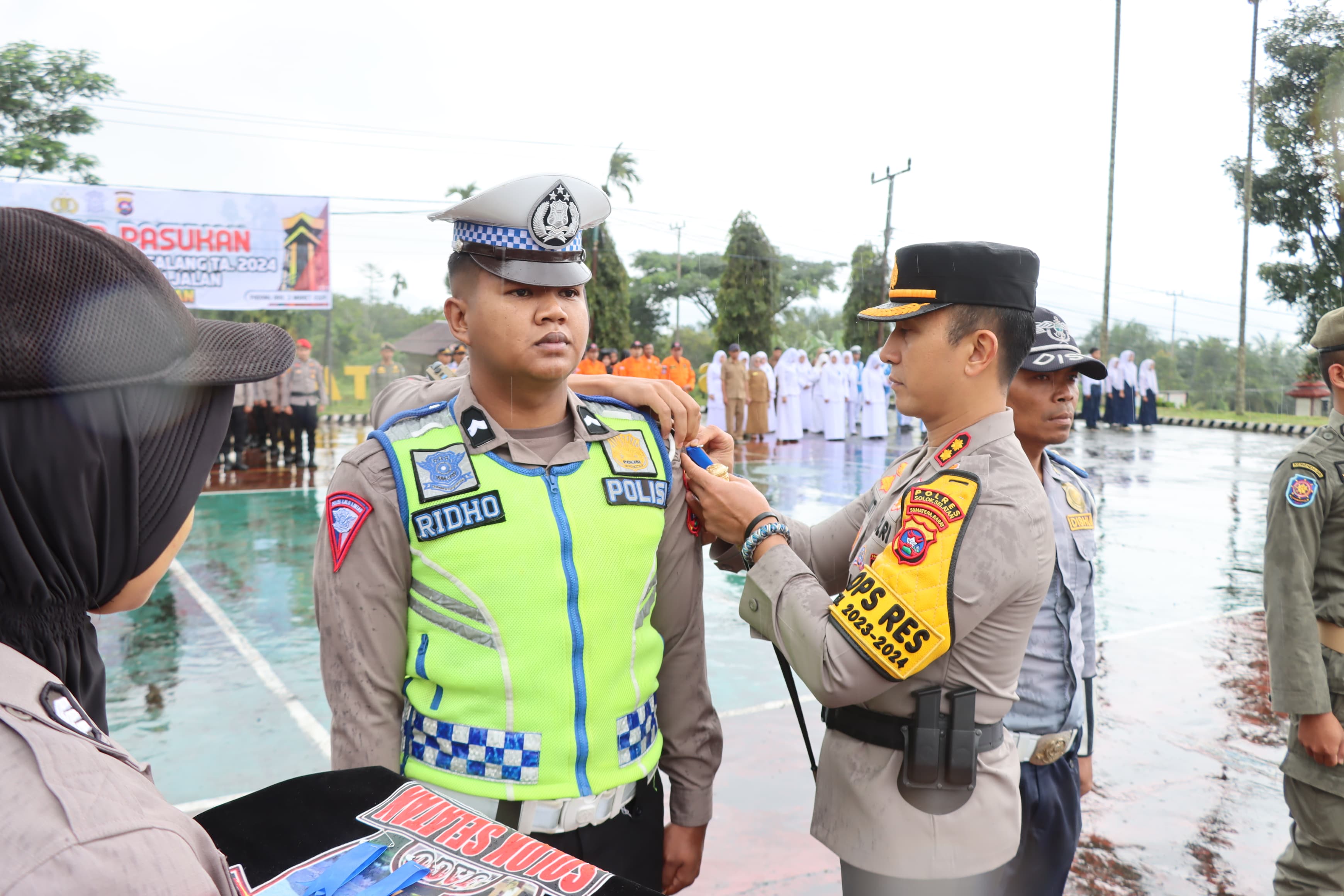 SIAP TEGAKKAN ATURAN: Pelepasan tim gabungan untuk pelaksanaan Operasi Keselamatan Singgalang 2024 di Mapolres Solsel, kemarin.(POLRES SOLSEL UNTUK PADEK)