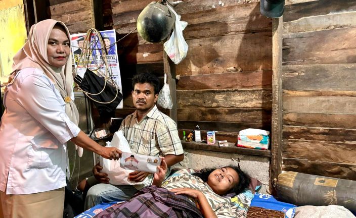 Andre Rosiade melalui timnya mengantarkan bantuan kepada istri pedagang sate di Mata Air Padang yang menderita kanker rahim.