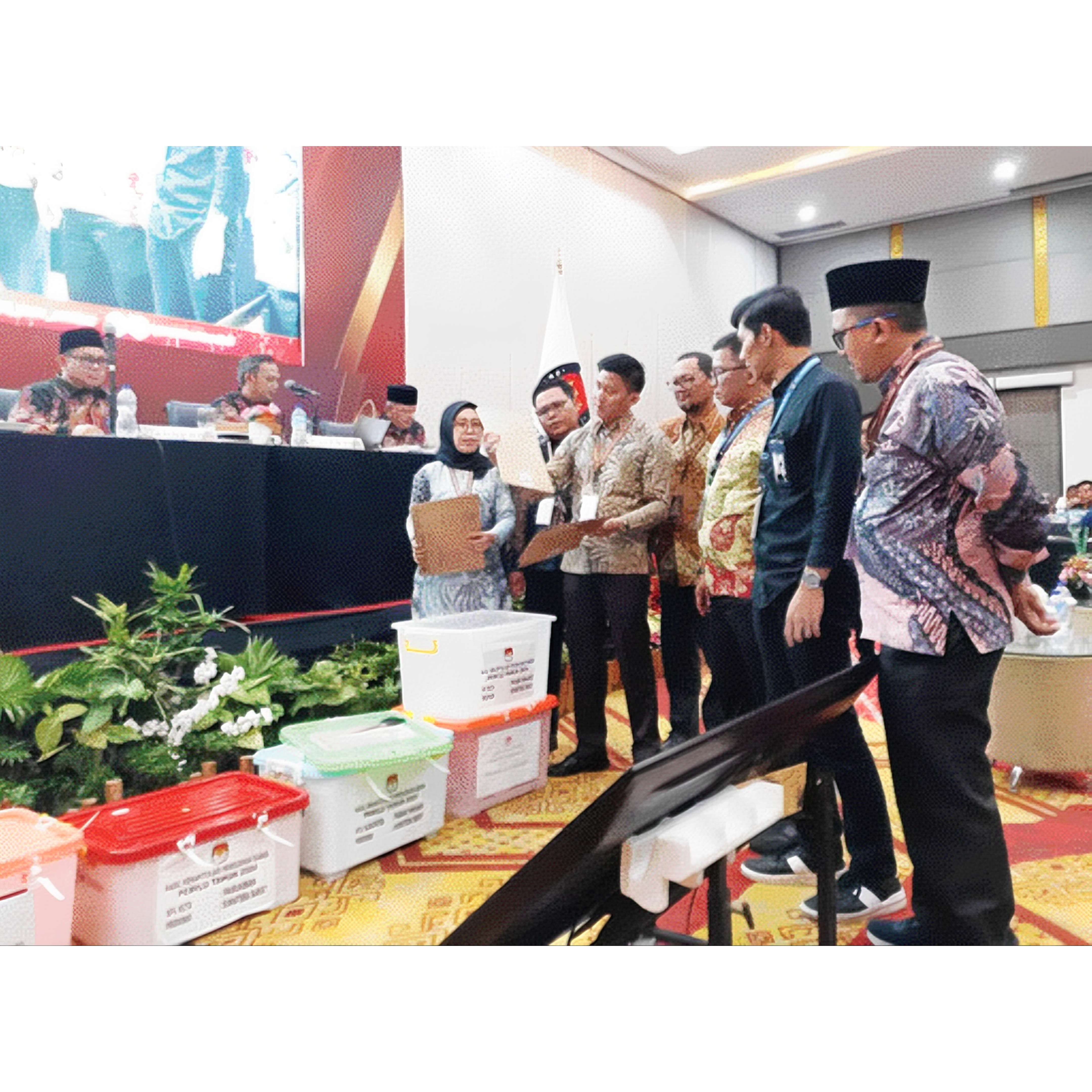 ALOT: Suasana Rapat Pleno Terbuka Rekapitulasi Hasil Penghitungan Suara Tingkat Provinsi dan Penetapan Hasil Pemilu di Hotel Truntum Padang berlangsung alot kemarin. (RIKO UNTUK PADEK)