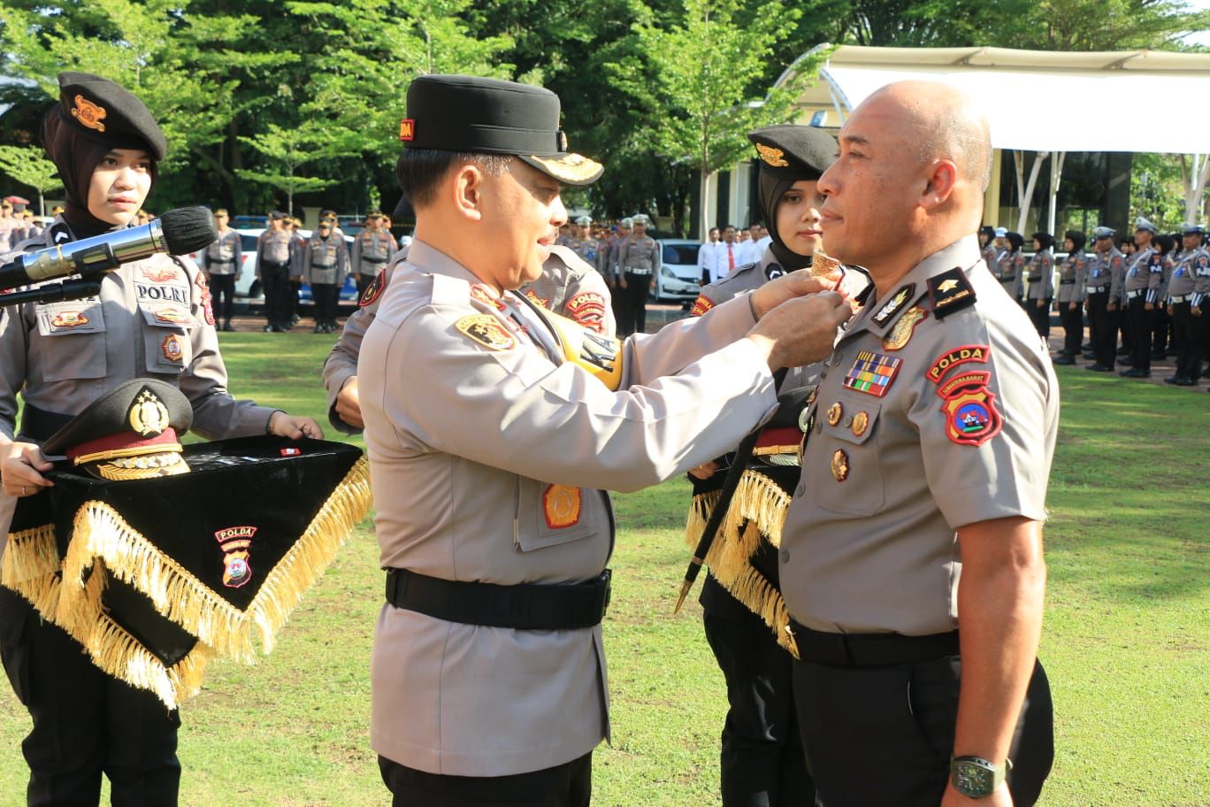 Kapolda Sumbar Irjen Pol Suharyono memimpin upacara kenaikan pangkat Irwasda Polda Sumbar dari Kombes Pol menjadi Brigjen Pol Arif Rahman Hakim, kemarin. (HUMAS POLDA SUMBAR)
