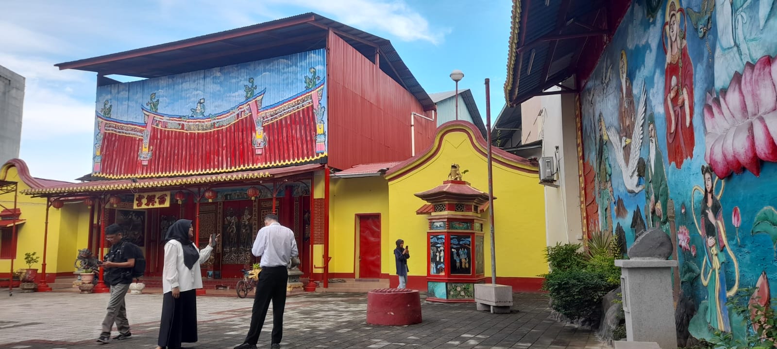 Pengunjung melihat-lihat Kelenteng tertua di Kota Padang yang bernama See Hin Kiong. (WILLIAN/PADEK)