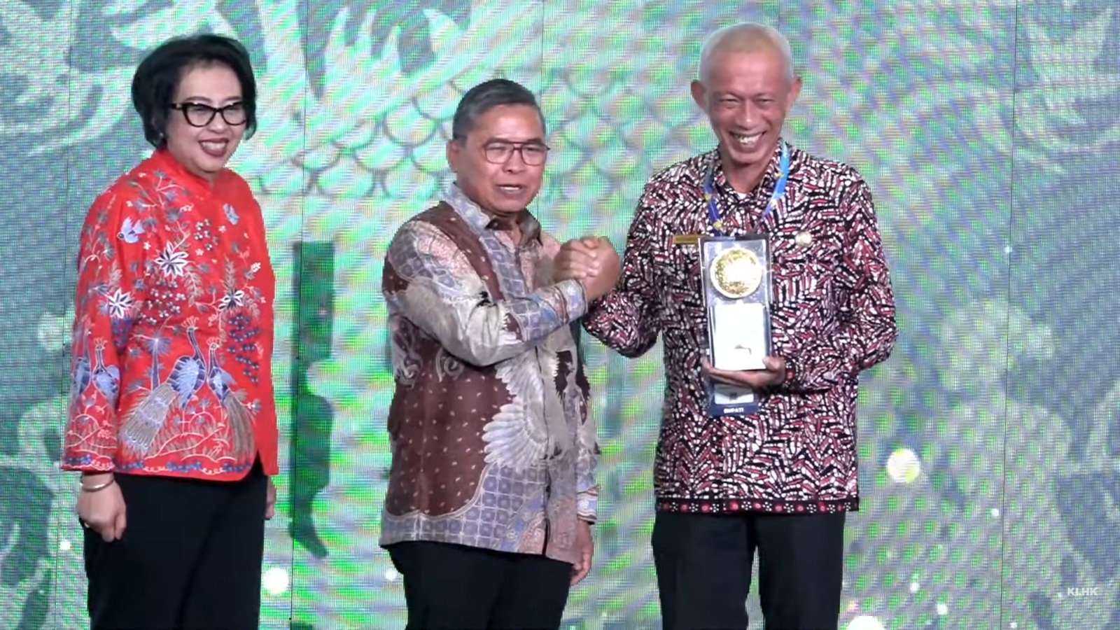 Mawardi Roska (kiri) saat menerima penghargaan piala Adipura, bersalaman dengan Wamen LHK RI, Alue Dohong, di Auditorium Dr Soedjarwo Gedung Manggala Wanabakti KLHK RI Jakarta. (Dok Wildan Kominfo)