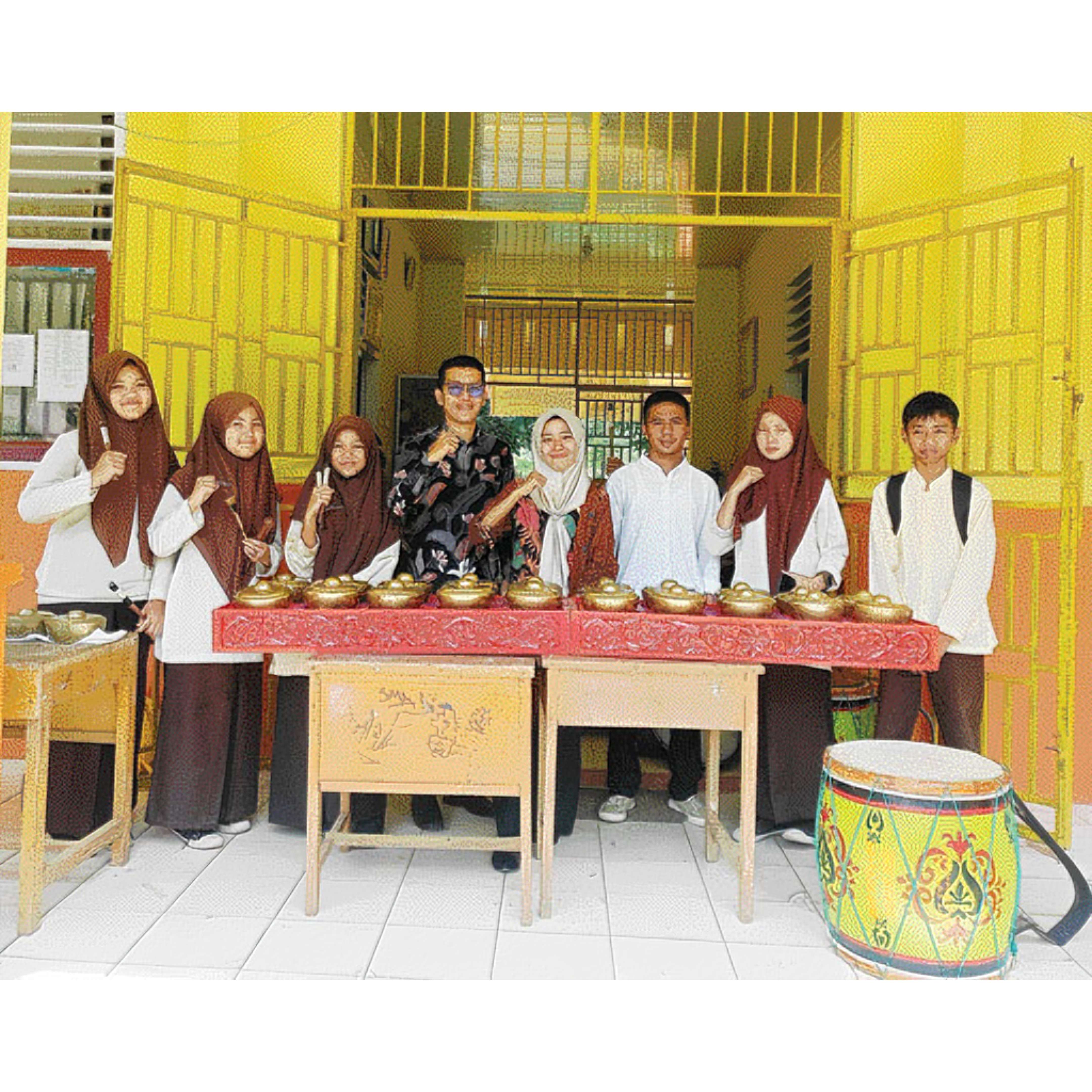 BERSEMANGAT: Para siswa SMPN 32 Solok Selatan ketika mengikuti kegiatan ekstrakurikuler kesenian di sekolah mereka.(TIM LAMAN GURU)