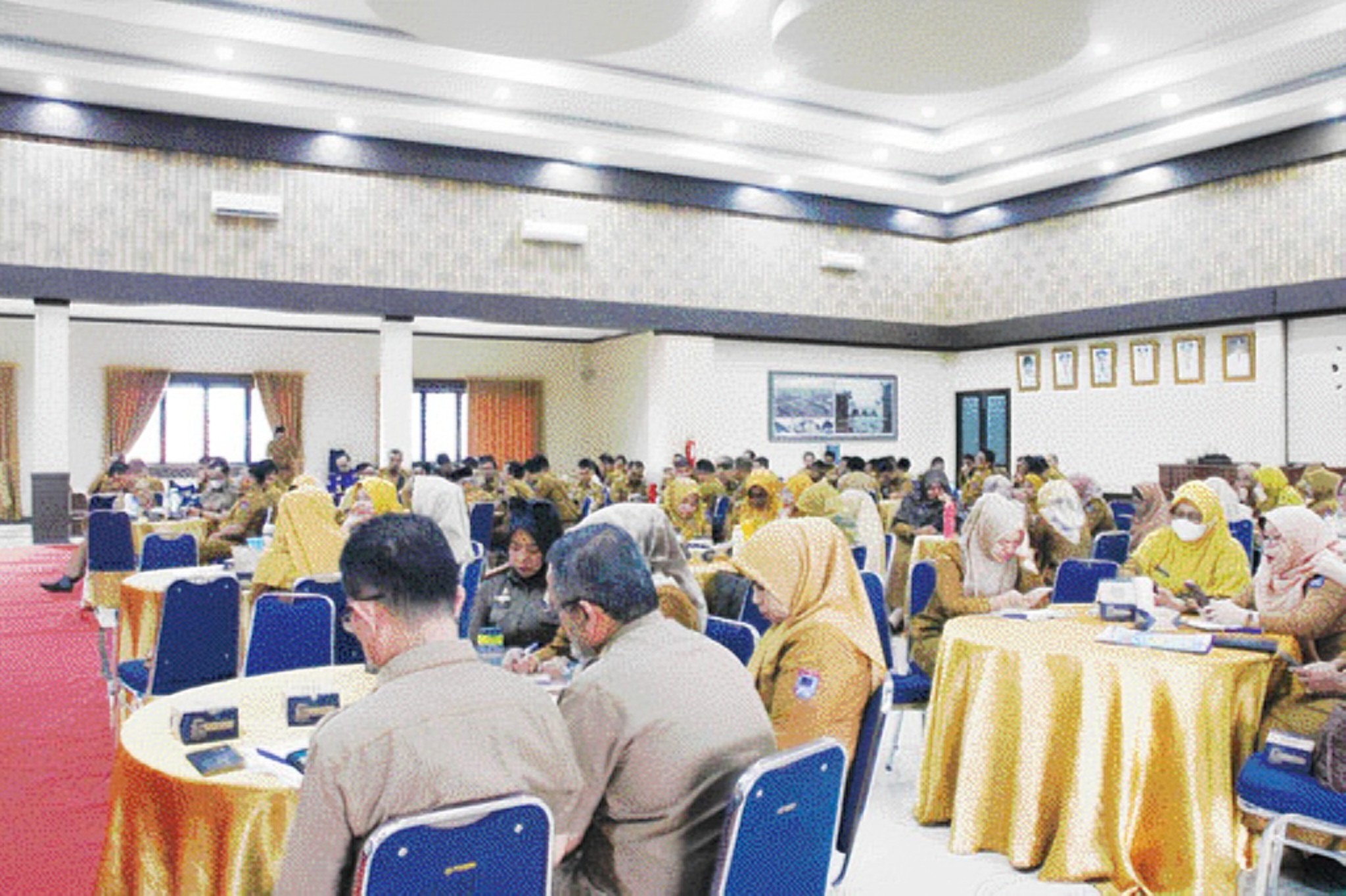SERIUS: Pejabat di lingkup Pemko Payakumbuh mengikuti rapat koordinasi yang membahas sejumlah isu strategis di Kota Payakumbuh, kemarin.(DISKOMINFO KOTA PAYAKUMBUH UNTUK PADEK)