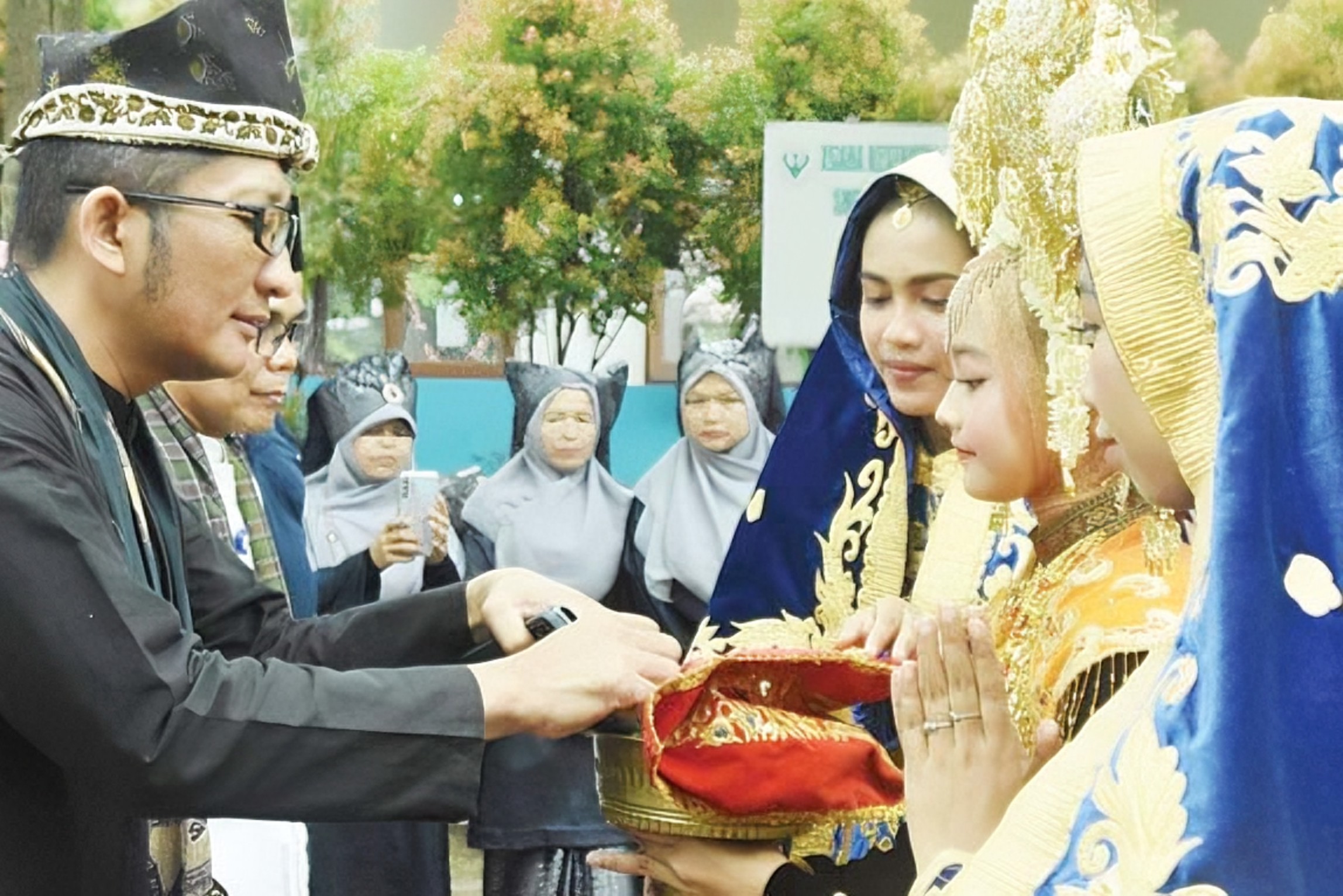 ANTUSIAS: Wali Kota Padang Hendri Septa disambut dengan sirih carano, Selasa (5/3).(DOK PROKOPIM PADANG)