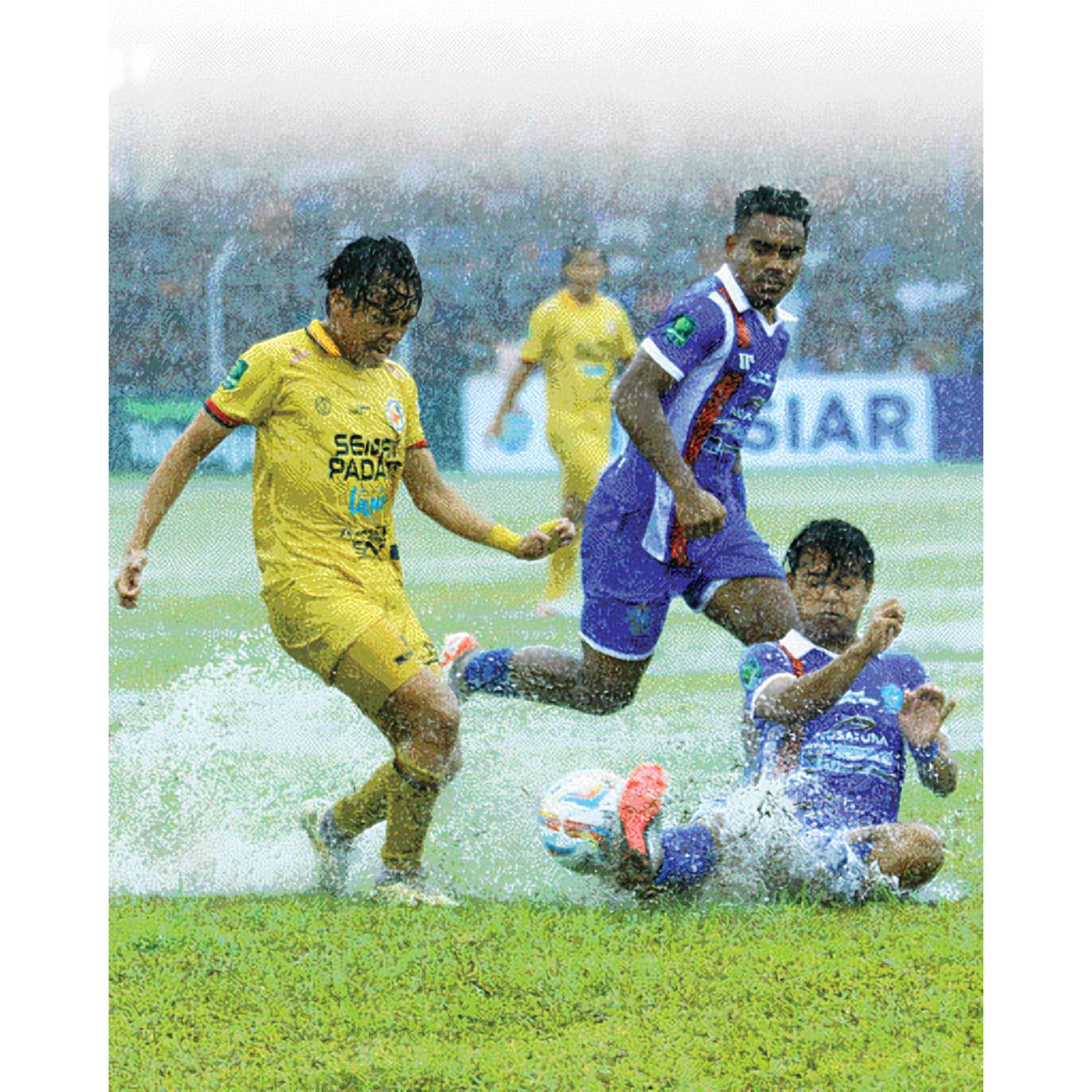 DUEL: Pemain Semen Padang FC berduel dengan pemain PSBS Biak di leg pertama final Liga 2 2023-2024 di Stadion Cenderawasih, Biak, Papua kemarin.(MEDIA OFFICIAL SEMEN PADANG FC)