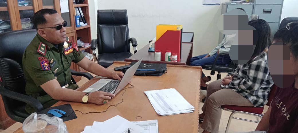 PEKAT: Satpol PP dan Damkar Agam saat melakukan pendataan dan pembinaan kepada remaja bukan suami istri yang terjaring razia, Minggu malam.(SATPOL PP DAN DAMKAR AGAM FOR PADEK)