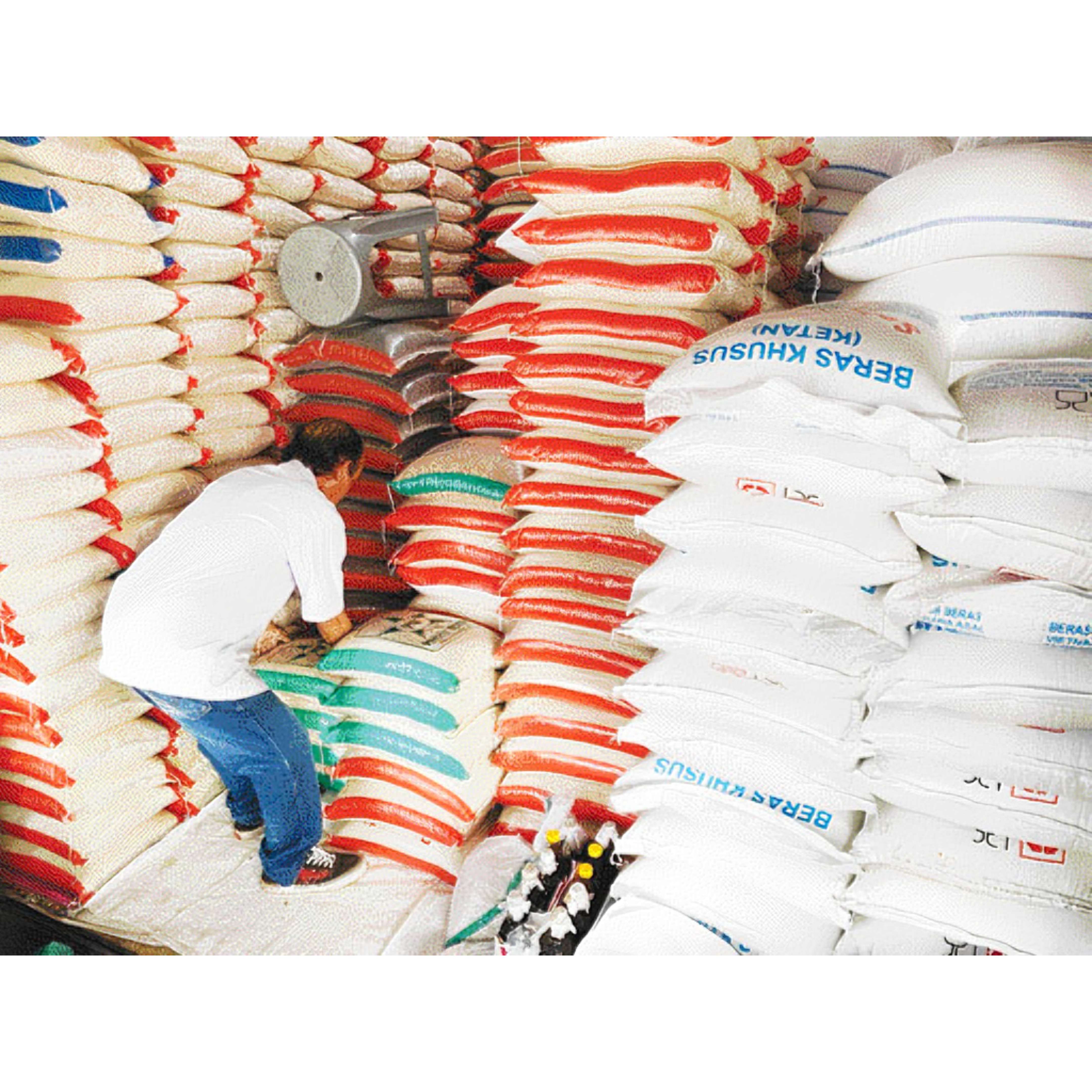 NAIK HARGA: Salah seorang pedagang beras di Kota Payakumbuh menyusun beras dangangannya, kemarin. Beras di daerah tersebut juga mengalami kenaikan.(SY RIDWAN/PADEK)