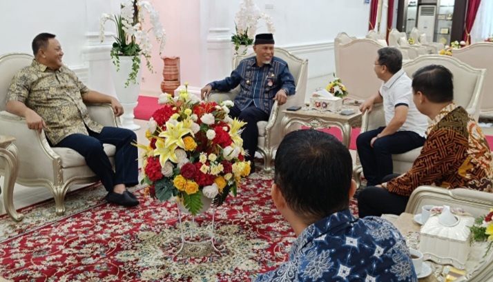 Gubernur Sumbar Mahyeldi menerima kunjungan Pimpinan PT Padang Raya Cakrawala (Apical Group), Gunawan Sumargo di Istana Gubernuran, Kamis (7/3/2024).