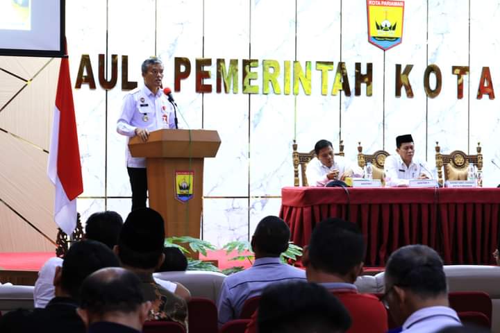PEMBANGUNAN: Pj Wako Pariaman Roberia memberi arahan saat Forum Konsultasi Publik Ranwal RKPD Kota Pariaman tahun 2025 di Aula Balaikota, Rabu (6/3).(PEMKO PARIAMAN FOR PADEK)