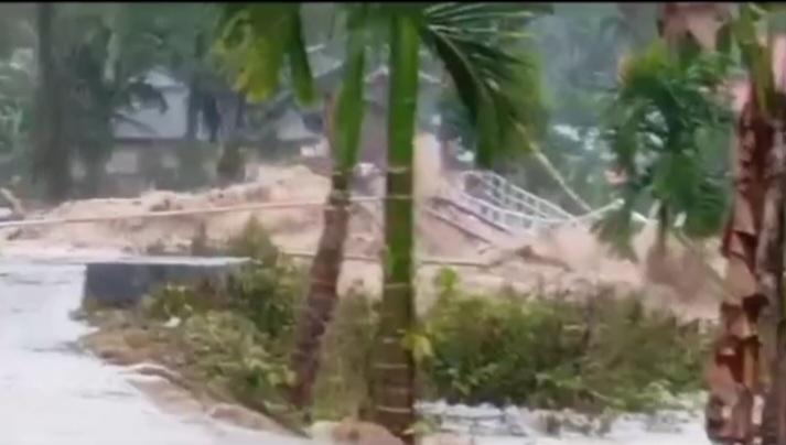 Kondisi jembatan gantung di Kampung Koto Rawang, saat diterjang banjir. (Dok FB Baron)