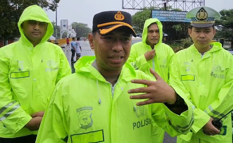 Kapolres Padangpariaman AKBP Ahmad Faisol Amir didampingi Kasat Lantas, Kapolsek Batang Anai dan Kapolsek Bandara saat meninjau jembatan kembar.
