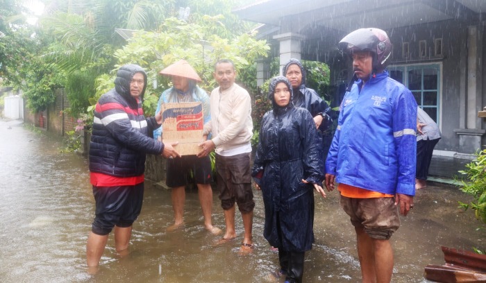 Sekretaris Daerah Kota Pariaman Yota Balad pergi meninjau beberapa titik lokasi banjir dan menyerahkan bantuan, Jum&rsquo;at (8/3).