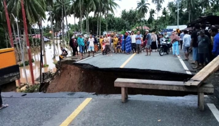 Jembatan di ruas jalan Simpang Sungai Liku, Nagari Pasia Palangai Kecamatan Sutera, putus dan yang mengakibatkan akses Padang-Bengkulu terputus. (dok BPBD Pessel)