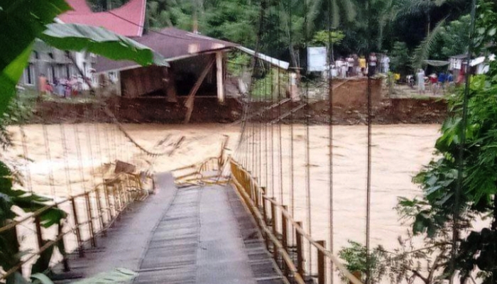 Warga Kampung Koto Rawang di Kecamatan IV Jurai Pessel, terisolasi. Jembatan gantung yang menghubungkan kampung itu dengan Nagari Tambang dan Bungo Pasang, putus.(dok BPBD Pessel)