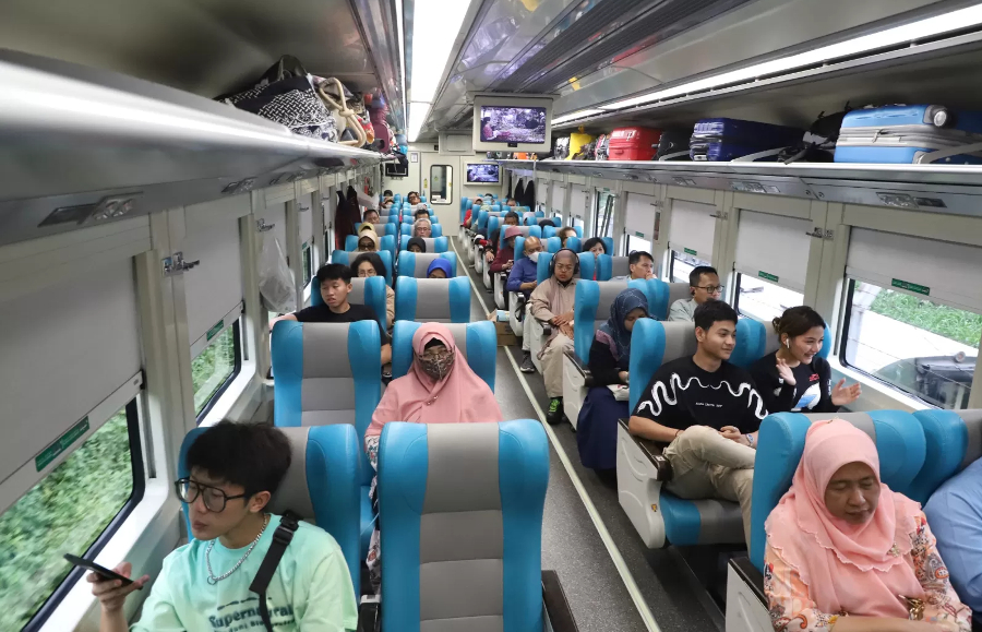 PT KAI membuka pemesanan tiket 24 kereta api (KA) tambahan untuk mudik Lebaran 2024 tahap pertama mulai 6 Maret. (Foto: Dok. KAI)