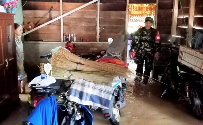 Babinsa Koramil 11/Palembayan, Serda Hengky, di salah satu rumah warga Muaro Kandang yang terdampak meluapnya sungai Batang Sapan.