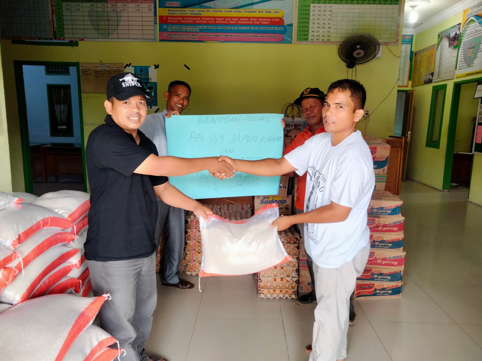 Penyerahan bantuan dari Owner Dempo Grup yang difasilitasi Novermal untuk korban banjir.