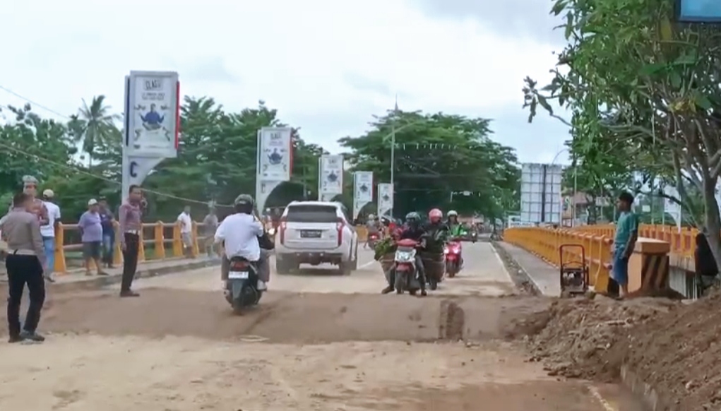 Kendaraan sudah roda empat telah bisa melintasi jembatan yang sebelumnya sempat ditutup karena kerusakan di bagian tiang karena pengikisan air. (Foto: SSV Jasman)