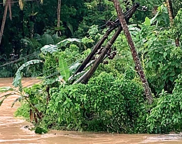 Jaringan listrik PLN yang berantakan diterjang banjir bandang di IV Jurai Kabupaten Pesisir Selatan, Kamis (7/3/2024).