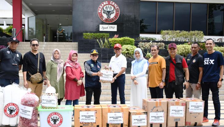 Kadinsos Sumbar Syaifullah menerima bantuan bahan makanan untuk keperluan Dapur Umum Pemprov Sumbar di Barung-Barung Balantai,Pessel.