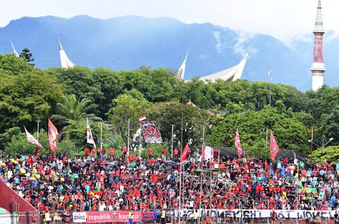 The Kabau Merah Fans Club (THE KMERS) menyambut gembira lolosnya Semen Padang FC ke Liga 1.