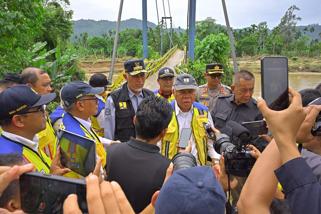 Menteri PUPR Basuki Hadimuljono menduga banjir bandang di Kabupaten Pesisir Selatan, dipicu oleh illegal logging dan hujan ekstrem. (Foto: Adpim Pemprov Sumbar)
