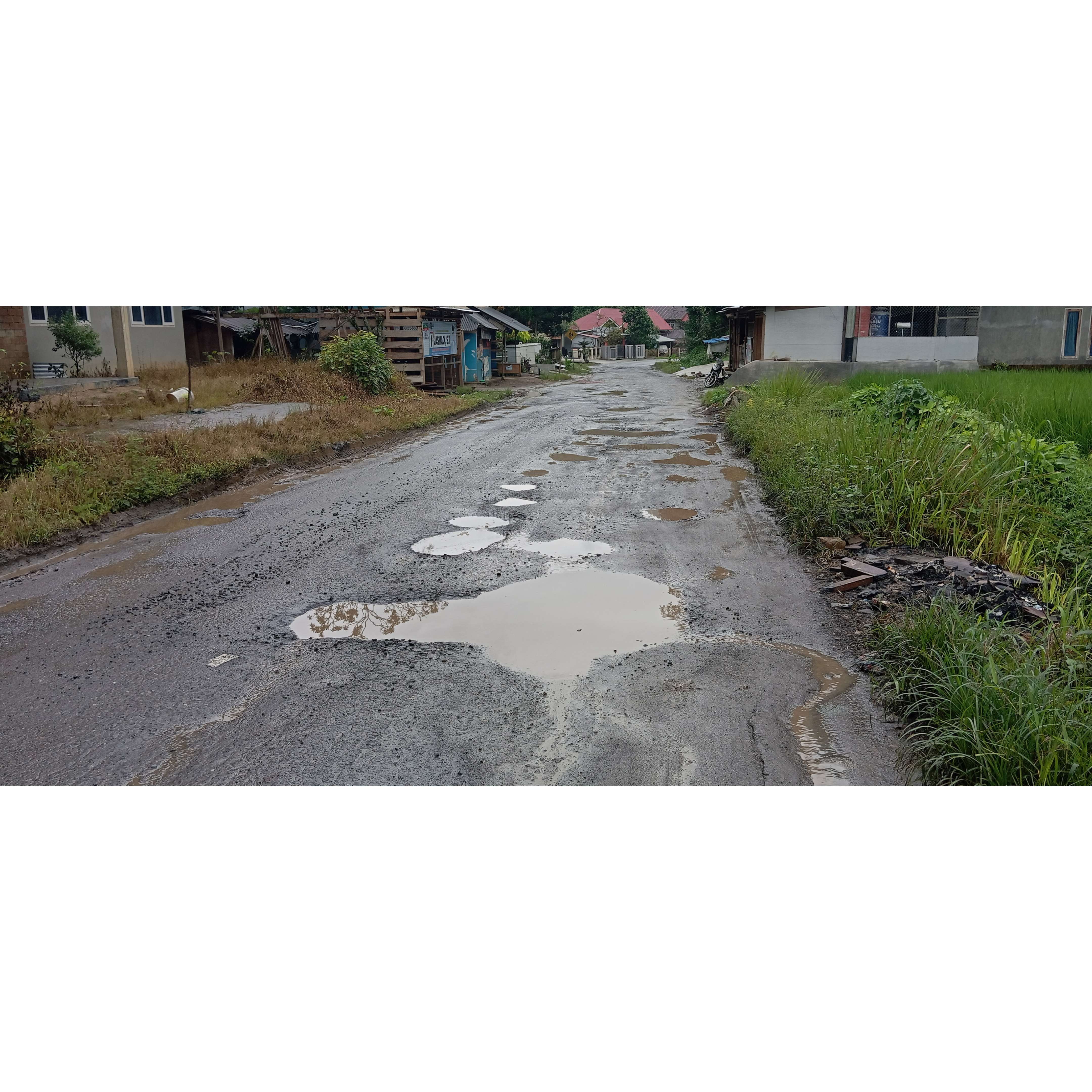 MENDESAK DIPERBAIKI: Kondisi jalan rusak dipenuhi lubang di Nagari Atar, Kecamatan Padangganting. Kerusakan ini membuat pengendara kesulitan saat melintas menghindari lubang.(NANDA ANGGARA/PADEK)