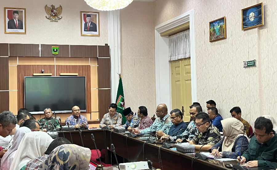 Rapat percepatan penanganan sampah yang dipimpin Sekprov Sumbar Hansastri, dihadiri Danrem 032/Wbr Brigjen TNI Rayen Obersyl dan Pj Wako Payakumbuh Jasman. (Foto: Humas Pemko Pyk)