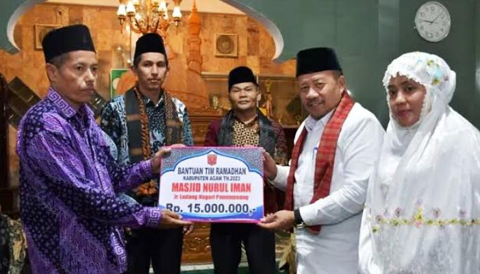Senin malam (11/3), Bupati Agam Dr H Andri Warman bersafari ke Masjid Nurul Islam Jorong Bonjo, Nagari Panampuang, Kecamatan Ampek Angkek.