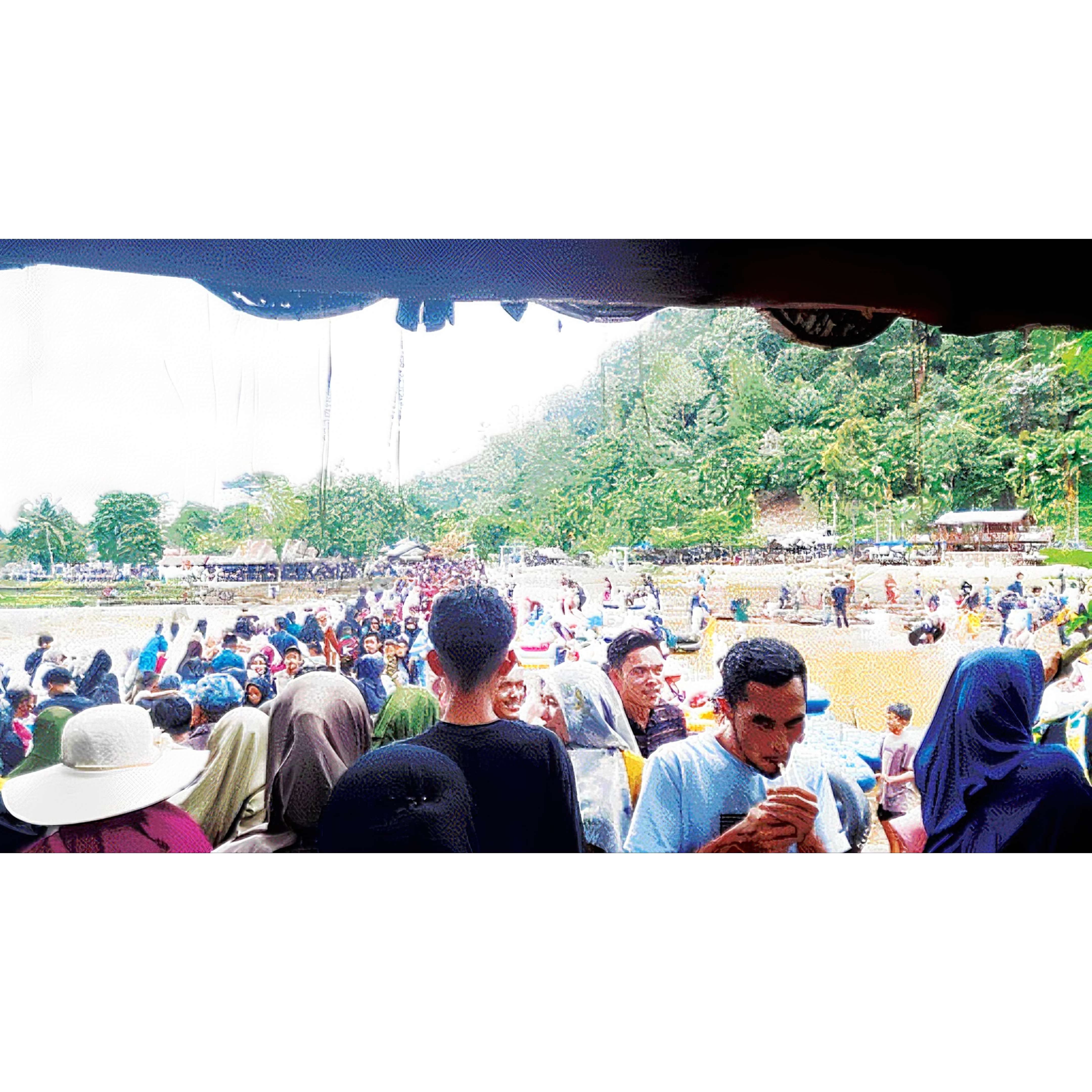 MEMBELUDAK: Objek Wisata Kapalo Banda, Taram, Harau, Limapuluh Kota dipadati pengunjung, Minggu (10/3).(ARFIDEL ILHAM/PADEK)